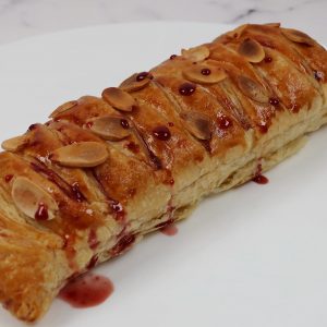 اشترودل پنیر و آلبالو