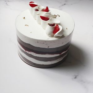 کیک ژنواز آلبالو و شکلات